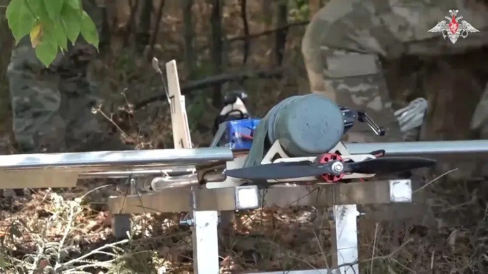 Trong đó “UAV mẹ” vừa có tính năng “cõng con” đi xa, đồng thời đóng vai trò là phương tiện “trung gian chuyển tiếp” tín hiệu, từ trạm điều khiển mặt đất tới UAV FPV “con”. Trong đó loại UAV FPV nâng cấp Molniya và UAV FPV Tyuvik, có khả năng chống lại các hệ thống tác chiến điện tử; cũng nhờ UAV “mẹ”, nên hai loại UAV FPV trên, có khả năng tấn công mục tiêu ở cự ly tới hơn 30 km.