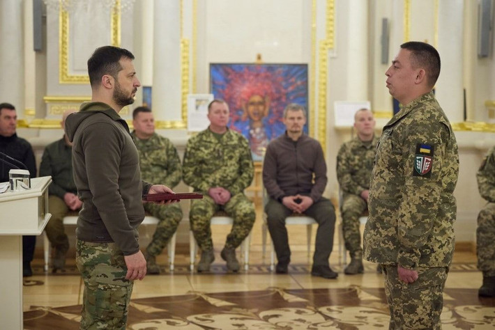 Ngoài ra, Tổng thống Zelensky bày tỏ lòng biết ơn đối với Lữ đoàn đổ bộ đường không 77 trong chiến dịch Soledal (phía bắc Bakhmut) vào tháng 1/2023: "Hôm nay, tôi muốn gửi lời cảm ơn đặc biệt tới những người lính dù của Lữ đoàn đổ bộ đường không 77, những người đã giữ vững vị trí của mình tại Soledal và gây ra tổn thất nặng nề cho kẻ thù".