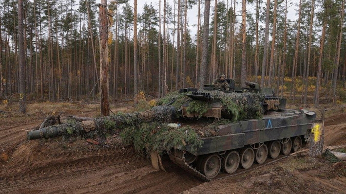 Xe tăng Leopard 2 từng được ví là “kỵ binh” của châu Âu. Lịch sử phát triển bắt đầu từ năm 1963, khi Mỹ và Đức đã hợp tác cùng nhau phát triển một loại xe tăng chiến đấu chủ lực, nhưng sau đó đã phải chia tay do vượt quá ngân sách. Sau đó Đức đi đường riêng, phát triển ra Leopard 2, đưa vào sử dụng từ năm 1979; còn Mỹ thì phát triển thành Abram.