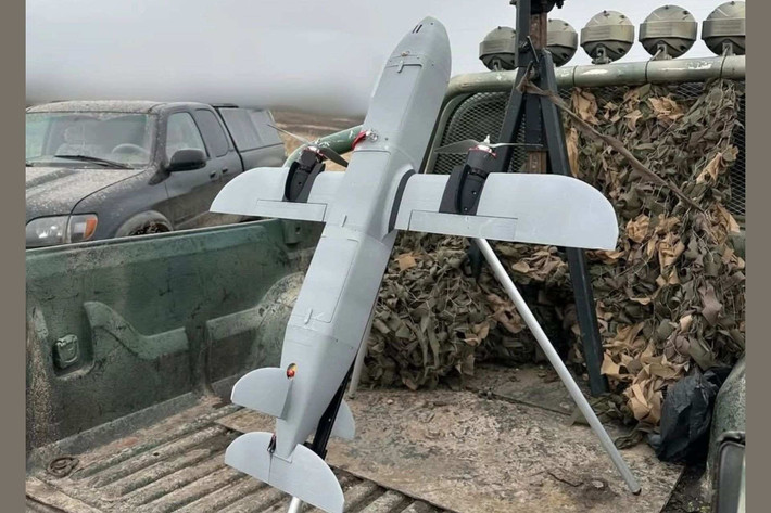 Một phương pháp khác để đánh chặn bom lượn UMPK của Nga, đó là sử dụng UAV đánh chặn tự động Tytan, có thể ngăn chặn bom lượn bằng một cuộc tấn công động học. Đây là sản phẩm do công ty Tytan Technology của Đức phát triển, được trang bị thị giác máy và AI. Tốc độ của UAV là khoảng 250 km/h với tầm hoạt động 15 km. Khối lượng của thuốc nổ là 1 kg.