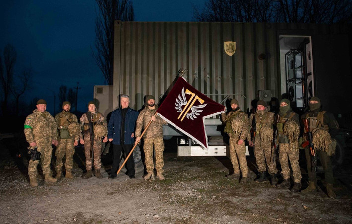 Tổng thống Ukraine cũng bày tỏ lòng biết ơn đối với Lữ đoàn 77 trong trận chiến Bakhmut vào mùa xuân năm 2023. Tổng thống Zelensky phát biểu: "Hôm nay, tôi muốn đặc biệt nhấn mạnh lòng dũng cảm, sức mạnh và sự kiên cường của những người lính đang chiến đấu ở Donbass. Đây là một trong những trận chiến khó khăn nhất, đầy đau thương và gian khổ. Tôi xin cảm ơn Lữ đoàn cơ giới 93 Kholodnyyar, Lữ đoàn đổ bộ đường không 77, Lữ đoàn bộ binh cơ giới 56 và Trung đoàn tấn công 5...".