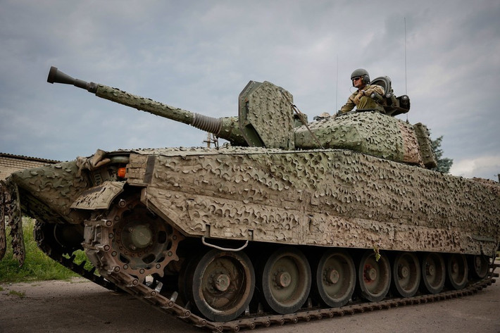 Hệ thống truyền động của CV90, được trang bị hộp số hành tinh tự động, được lắp trong một khối duy nhất với động cơ. Mặc dù là xe chiến đấu bộ binh, nhưng nó không được thiết kế để có thể bơi được, nhưng lại được trang bị hệ thống treo thủy lực khí nén, để cải thiện khả năng vượt địa hình.