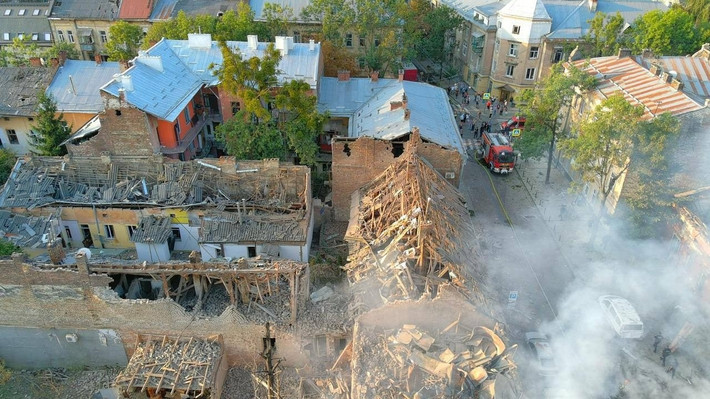 Trong khi đó, hãng tin RT, trích dẫn các kênh Telegram địa phương, đưa tin Lviv đã hứng chịu một trong những cuộc tấn công bằng máy bay không người lái và tên lửa mạnh nhất từ trước đến nay. Trong khi đó, người dân địa phương bình luận về "ánh hào quang sau các cuộc không kích".