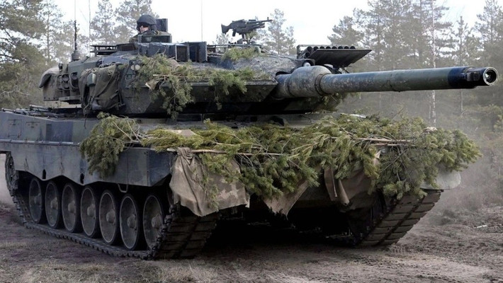 Leopard 2s là xe tăng chiến đấu chủ lực của quân đội Đức và một số quốc gia châu Âu. Leopard 2 trang bị pháo nòng trơn Rheinmetall RH-M-120 cỡ 120mm và cơ số đạn chiến đấu là 42 viên đạn. Các vũ khí phụ bao gồm hai súng máy, một trong số đó là đồng trục với pháo chính, và một gắn trên đỉnh tháp pháo, có thể kiêm nhiệm vụ phòng không.