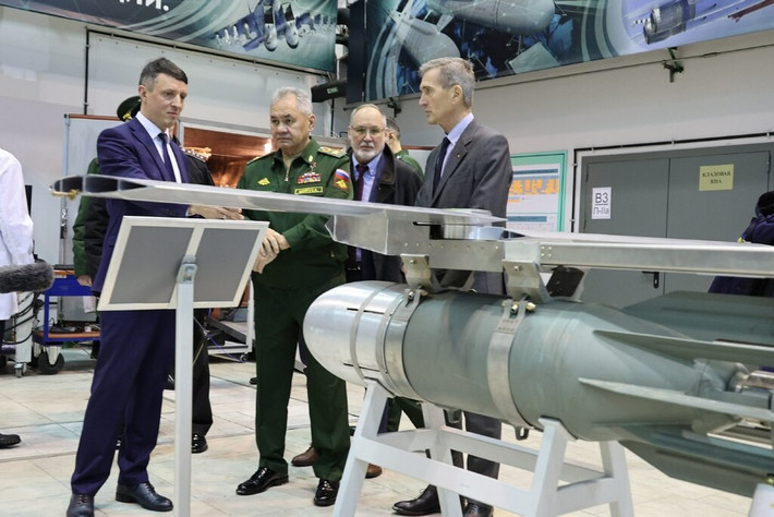 Ông Borisenko cho biết, những quả bom FAB như vậy, trước đây chỉ có thể bay xa 60-80 km, nhưng hiện nay tầm bay của chúng đã tăng lên 95 km. Phân tích các mảnh vỡ, cho thấy quân đội Nga đang sử dụng hệ thống khung lắp cánh lượn được gia cố, cánh dài rộng hơn và công nghệ điều khiển mới, giúp tăng tầm bay của bom lên khoảng 30%.