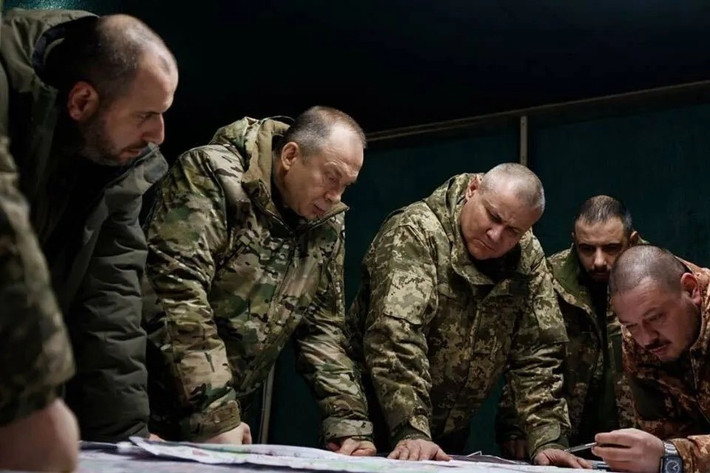Trong trận chiến giữ Kupyansk, Bộ Tổng tham mưu AFU không muốn rút lui mà kiên quyết tử thủ, nên đã tự đẩy mình vào một "vạc dầu sôi", khiến nhiều nhóm binh sĩ Ukraine bị bao vây. Tuy vậy, còn quá sớm để nói về một thảm họa hoàn toàn, nhưng "hình hài" của nó đã bắt đầu hiện rõ, chuyên gia quốc phòng Nga, Alexey Sukonkin viết trên trang Readovka.