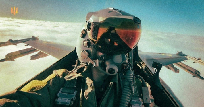 Sau khi chiếc F-16 bị phòng không Nga bắn rơi, trong nhiều ngày, tất cả các máy bay F-16 của Ukraine đều bị cấm bay và không quay trở lại nhiệm vụ chiến đấu trong một thời gian rất dài, Ogdowski viết trên tờ Polska Zbrojna. Và rất có thể sau vụ rơi F-16 vừa xong, loại máy bay này của Ukraine, lại tiếp tục bị cấm bay trong một thời gian dài nữa, Ogdowski kết luận. (nguồn ảnh Military Review, Kyiv Post, Ukrinform). https://topwar.ru/267162-byl-podsvechen-samoletom-drlo-a-50-pojavljajutsja-nekotorye-podrobnosti-likvidacii-f-16-vmeste-s-letchikom.html https://svpressa.ru/war21/article/470428/