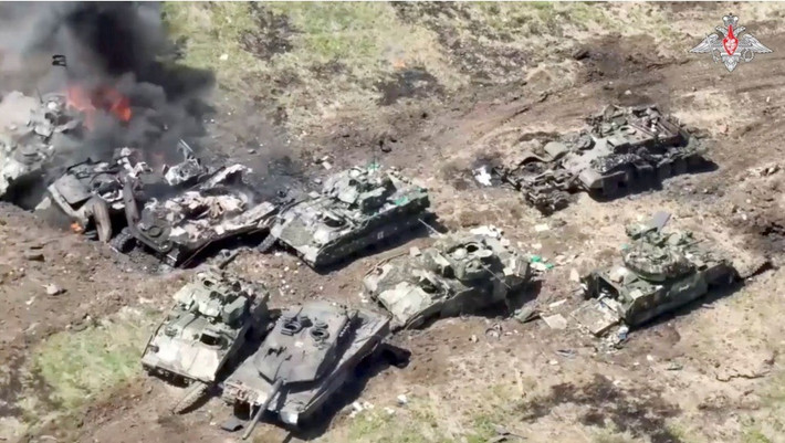 Quan sát cuộc xung đột Nga-Ukraine, nhiều chuyên gia cho rằng xe tăng "vô dụng" trong cuộc chiến này. Điều này có thể thấy rõ từ hàng loạt video chiến trường từ cả hai phía cho thấy, xe tăng thường xuyên bị phá hủy, thậm chí những cảnh quay mới về xe tăng bị phá hủy cũng được công bố mỗi ngày.