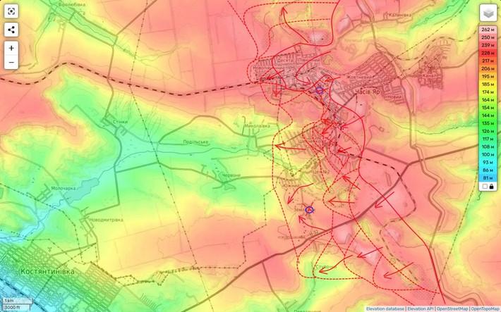 Chasov Yar là một thị trấn ở phía bắc Donetsk. Toàn bộ thị trấn nằm trên một ngọn đồi có độ cao 227 mét, biến nó trở thành điểm cao có giá trị chiến thuật trong khu vực. Việc chiếm giữ pháo đài ở độ cao này, giúp pháo binh Nga bao phủ một số mục tiêu chiến lược quan trọng, bao gồm Konstantinovka và Slavyansk gần đó.
