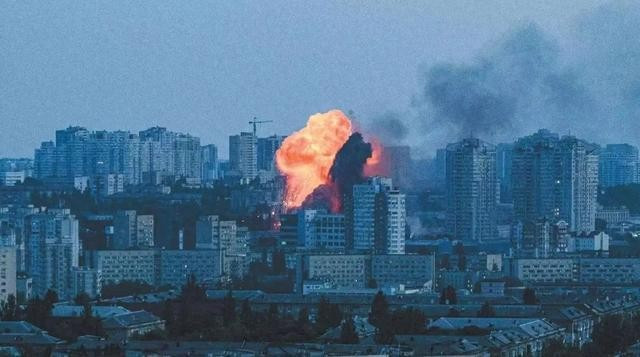 Đối với Ukraine, nếu không thể đạt được lệnh ngừng bắn kịp thời, hậu quả sẽ rất tàn khốc. Tổng thống Zelensky viết vào ngày 6/6: "Bây giờ là lúc Mỹ, Châu Âu và thế giới chấm dứt cuộc chiến này bằng cách gây áp lực lên Nga. Các quốc gia không làm như vậy sẽ bị coi là đồng lõa". Rõ ràng, tình hình đã rất nghiêm trọng và Tổng thống Zelensky chỉ có thể hy vọng rằng Mỹ và Châu Âu sẽ ngăn chặn Nga tiếp tục các cuộc tấn công trả đũa.