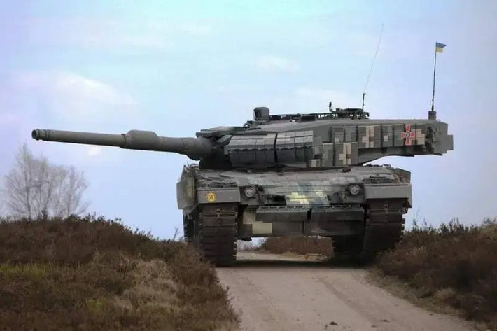 Xe tăng chiến đấu chủ lực (MBT) của quân đội Đức (Bundeswehr) và nhiều quân đội NATO khác hiện nay là Leopard 2As. Đây là mẫu MBT hiện đại, được thiết kế để chống lại các loại vũ khí chống tăng cổ điển, nhưng không đáp ứng đầy đủ các yêu cầu của chiến tranh hiện đại.