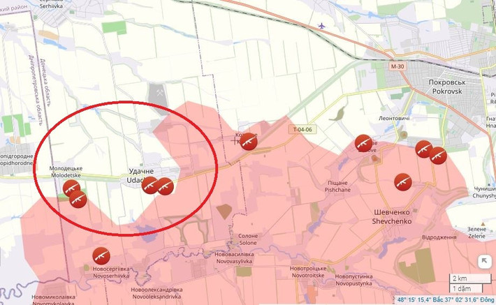 Trang web Military Review cho biết, quân Nga đã tăng cường tấn công vào quân Ukraine tại Udachny, nằm ở sườn đông nam của thành phố Pokrovsk, nơi mà AFU đã cố gắng bảo vệ trong một thời gian dài, bất chấp tổn thất.
