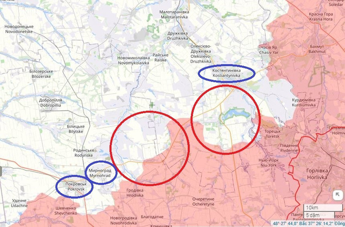 Quan sát giao tranh ở khu vực ngã ba giữa Yuzhno-Konstantinovsky và Pokrovsk-Mirnograd của mặt trận, cũng chỉ ra sự thay đổi trong các ưu tiên của quân đội Nga (RFAF). Kênh Free Press ghi nhận sự hoảng loạn trong truyền thông Ukraine, khi RFAF chuyển hướng tiến công từ Chasov Yar, sang khu vực đường T0514, chạy từ Pokrovsk đi Bakhmut.