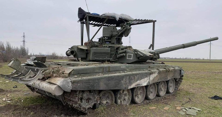 Việc độ thêm khả năng bảo vệ cho xe bọc thép không phải là mới, trước khi xung đột Nga-Ukraine bùng nổ, quân đội Nga đã “đội mũ sắt” cho xe tăng T-72B3 của họ, để chống đòn đánh “đột nóc” của tên lửa Javelin. Việc “đội mũ sắt” cho xe tăng Nga, đã từng bị truyền thông phương Tây chế giễu về ý tưởng “điên rồ” của người Nga.