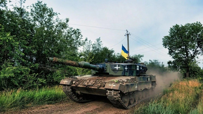 Xe tăng Leopard 2A6 có trọng lượng chiến đấu là 62,4 tấn, chiều dài 9,97 mét và chiều cao 2,48 mét (cao hơn 0,5 mét so với T-90M của Nga). Thân xe cao lớn, khiến nó trở thành "mục tiêu trực tiếp" cho tên lửa chống tăng, và tín hiệu hồng ngoại của nó lớn hơn 30% so với T-90M. Động cơ diesel có công suất 1.500 mã lực, nhưng công suất chỉ đạt 24,2 mã lực/tấn và dễ bị xe tăng T-72B3M của Nga vượt qua trên địa hình lầy lội.