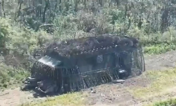 Trang Military Review của Nga cũng đưa tin, xe tăng T-72B3M của quân đội Nga đã chứng minh khả năng sống sót siêu việt gần Konstantinovka thuộc tỉnh Donetsk, miền Đông Ukraine. Chiếc xe tăng “quái vật” này đã bị UAV FPV của Ukraine đánh trúng ít nhất năm lần, nhưng chỉ bị vô hiệu hóa sau khi cán qua một quả mìn chống tăng.