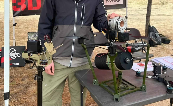 UAV FPV đang đóng vai trò ngày càng quan trọng trong chiến tranh hiện đại do chi phí thấp, tính linh hoạt cao và khả năng tấn công mạnh mẽ. Khi đối mặt với loại tấn công chiến thuật mới này của RFAF, làm thế nào AFU có thể tăng cường năng lực phòng không và bảo vệ các tuyến tiếp tế hậu cần, sẽ trở thành vấn đề cấp bách cần giải quyết. (nguồn ảnh Military Review, Ukrinform, TASS).