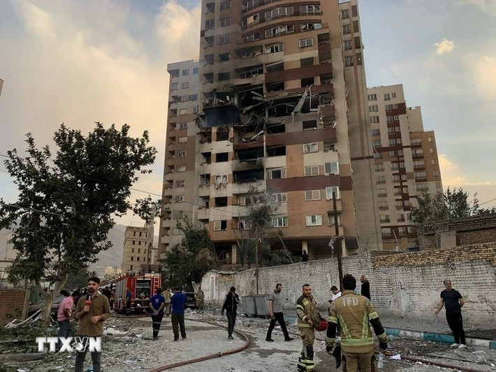 Chỉ ba ngày sau, tình hình đã có bước ngoặt lớn; khi vào ngày 16/6, Israel bất ngờ tấn công tòa nhà Đài phát thanh và truyền hình nhà nước Iran, tại thủ đô Tehran. Vụ nổ lớn khiến khói dày đặc bốc lên trong phòng thu và tiếng nổ dữ dội vang lên ở Tehran.