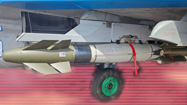 Loại bom lượn FAB có sử dụng mô-đun này của Ukraine, không có động cơ phụ như bom AASM Hammer của Pháp, nên máy bay không thể thả bom FAB-500 với mô-đun UMPK ở độ cao thấp khoảng 3.000 mét, như khi thả bom bom AASM Hammer. Để bom đạt được tầm bay 60 km, máy bay chiến đấu của Ukraine, phải bay cao 10 km.
