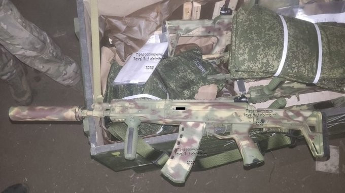 Từ phiên bản súng trường tấn công AK-12 model 2023, cho thấy kích thước nhỏ gọn của vũ khí, là yêu cầu chính đối với các đơn vị tấn công đường không. Về vấn đề này, AK-12K model 2024 mới nhất được rút ngắn đã được chế tạo theo yêu cầu của lính dù; thông tin trên trang web của công ty Kalashnikov cho biết.