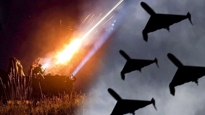Theo các phóng viên chiến trường Nga, vào đêm 4/7, hơn 100 UAV tự sát Geran-2, 7 tên lửa đạn đạo Iskander-M, bốn tên lửa hành trình Iskander-K và hai tên lửa siêu thanh Kinzhal đã được sử dụng để tấn công các mục tiêu ở Kiev. Các trang mạng Ukraine viết rằng, số lượng mục tiêu trên không bị đánh chặn đã giảm đáng kể. (nguồn ảnh Ukrinform, Kyiv Post, TASS).
