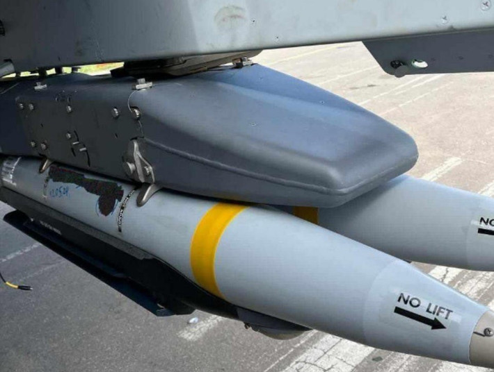 Không quân Ukraine cũng có một số bom lượn GBU-39 của Mỹ với đầu đạn nổ mạnh nặng 93 kg, có thể xuyên thủng lớp bê tông dày tới 1 mét. Máy bay chiến đấu hạng nặng Su-27 của Ukraine thường được sử dụng để ném loại bom này ở trên khu vực mặt trận.