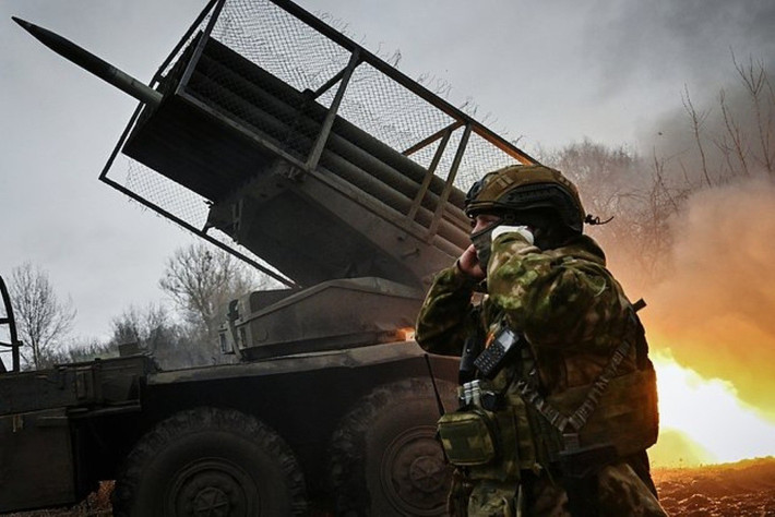 OSW đánh giá, để phân tán lực lượng Ukraine ở chiến trường Donbass, RFAF đang mở rộng sự hiện diện tại khu vực Dnipropetrovsk; đồng thời quân Nga tiếp tục đẩy lùi quân Ukraine ra khỏi khu vực giáp ranh giữa tỉnh Donetsk và Dnipropetrovsk, kéo dài từ thành phố Pokrovsk tới Velyka Novosilka.