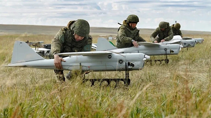 Một trong những mối lo ngại đáng kể của AFU ở Kupyansk, là hiện có một số lượng lớn UAV của Nga đang hoạt động ở mặt trận này. Và đây không chỉ là một cuộc "loại bỏ" hậu cần của quân Ukraine, mà còn tấn công trực tiếp các mục tiêu trong thành phố.