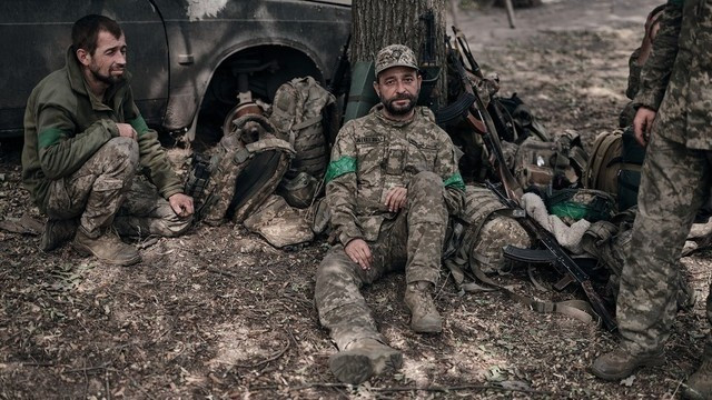 Mặc dù Ukraine đã chống cự quyết liệt, nhưng rõ ràng là họ đã “rất mệt”, khi Tổng thống Ukraine kêu gọi phương Tây ủng hộ lệnh ngừng bắn kéo dài 1 tháng; trong khi sự ủng hộ của phương Tây bị ngăn cách bởi "rào cản lợi ích quốc gia". Ngày nay, Ukraine không còn nhiều lựa chọn chiến lược và sự hỗ trợ của phương Tây dành cho Kiev ngày càng hạn chế.