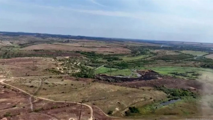 Trong đoạn video, một người lính Ukraine bị thương và ngã xuống; còn hai người lính Ukraine sống sót, đang cố gắng chạy dọc theo con đường xuyên rừng về phía hồ chứa nước để tìm nơi trú ẩn. Xét theo tình hình chiến sự trong khu vực, họ sẽ khó đảm bảo an toàn. (nguồn ảnh Military Review, Kyiv Post, TASS).
