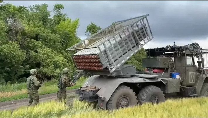 Phía đông nam là lữ đoàn pháo binh hạng nặng và bộ binh cơ giới của Quân đoàn 58. Trên hướng chủ yếu, Cụm quân Trung tâm có nhiệm vụ phá vỡ tuyến phòng thủ; phía tây nam là Lữ đoàn xe tăng cận vệ, thuộc Cụm quân phía Nam, chịu trách nhiệm kiểm soát các tuyến đường sắt chính. Phía bắc là lữ đoàn dù và lực lượng cơ giới hạng nhẹ, có nhiệm vụ ngăn chặn quân tiếp viện của AFU.