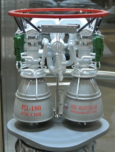 Một ví dụ là một sản phẩm nổi tiếng của Liên Xô/Nga là động cơ RD-180, dùng cho tên lửa vũ trụ. Và trong những năm 90 khó khăn, người Nga đã bán cả động cơ và công nghệ sản xuất của nó và Mỹ đã nhập khẩu nhiều động cơ này để sử dụng. Người Mỹ cũng đã cố gắng làm chủ các công nghệ này và sao chép động cơ, nhưng họ không bao giờ thành công, ông Litovkin nhấn mạnh.