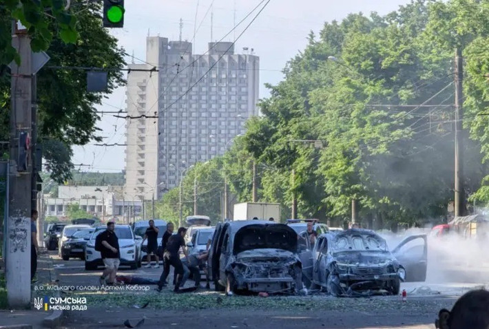 Theo các nguồn tin của Ukraine, một số người đi trên xe dân sự đã thiệt mạng; ngoài ra, một số lượng lớn người bị thương cũng được báo cáo. Tuy nhiên, theo tình báo Nga, cuộc tấn công chính xác đã đánh trúng những chiếc xe chở các sĩ quan cấp cao của quân đội Ukraine (AFU) và Cơ quan an ninh Ukraine (SBU).