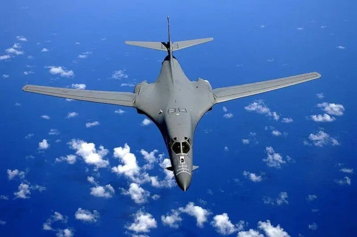 Những hoạt động như vậy của các "chiến lược gia" của Mỹ, có thể có nghĩa là một số kịch bản: chuẩn bị cho một chuyến bay qua Đại Tây Dương hoặc Thái Bình Dương, hoặc các cuộc tập trận kết hợp với một cuộc “biểu dương lực lượng”, để ép Iran ký một thỏa thuận hạt nhân mới.