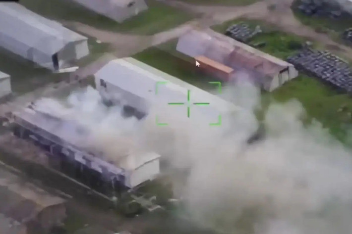 Cùng với đó, những chiếc UAV FPV điều khiển bằng cáp quang của Nga, hiện có thể tiếp cận thành phố Sumy, có thể tấn công chính xác vào những xe cơ giới, khiến việc tiếp tế hậu cần của AFU cho lực lượng phòng thủ phía trước càng căng thẳng.