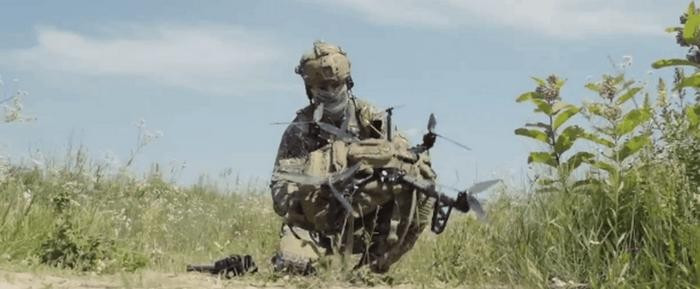 Trang Military Review của Nga cho biết, RFAF bắt đầu sử dụng các đòn tấn công tầm xa vào hậu phương của AFU bằng UAV FPV cải tiến, mục tiêu nằm cách tiền tuyến 30 và 40 km không còn bình yên nữa. Trước đó, UAV FPV của Nga tầm hoạt động tối đa chỉ 25 km.