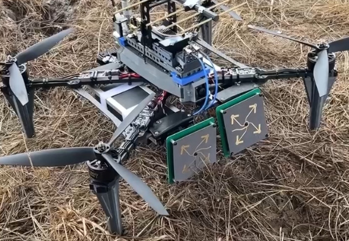 UAV hiện được sử dụng tại chiến trường Ukraine với tần suất lớn hơn bất kỳ xung đột nào khác trong lịch sử. Đầu tiên chúng được dùng để trinh sát, giám sát các hoạt động của đối phương theo thời gian thực từ trên không và ngay sau đó là UAV FPV, sẵn sàng tung đòn tấn công tự sát, có thể phá hủy những vũ khí trị giá hàng triệu USD.