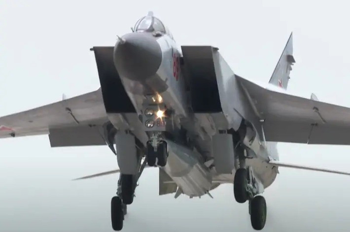 Theo phán đoán của các chuyên gia quân sự, rất có thể một tốp máy bay chiến đấu MiG-31K của lực lượng không quân Nga, đã phóng ít nhất hai tên lửa siêu thanh Kinzhal vào mục tiêu. Đánh giá qua vụ nổ và những đám cháy ở sân bay, cuộc tấn công vào mục tiêu này của Nga đã thành công.
