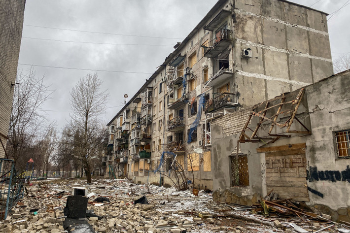 Trong khi đó, ở phía bên kia thành phố Pokrovsk, quân Nga dồn dập tập kích các vị trí của Ukraine từ hai tiểu khu Lazurny và Shakhtarsky. Mục tiêu là bao vây các tòa nhà chung cư ở cả hai bên Đại lộ Shakhtostroiteley. AFU buộc phải chia nhỏ lực lượng và phòng thủ ở mỗi khu nhà.