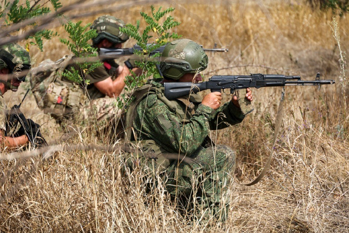 Một màn đánh lừa chiến thuật đáng chú ý đã diễn ra gần đây trên chiến trường Nga-Ukraine. Ngay khi quân đội Ukraine (AFU) vẫn đang triển khai lực lượng chủ lực đến “thỏi nam châm Pokrovsk”, thì Nga bất ngờ mở một cuộc tấn công vào mặt trận Nam Donetsk, khiến AFU hoàn toàn bất ngờ.