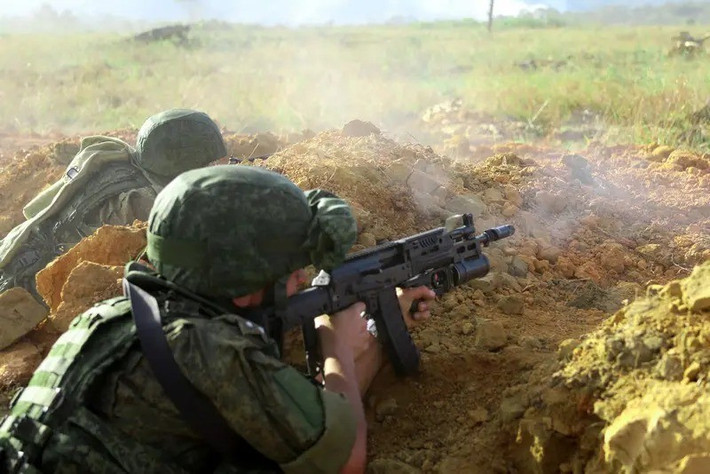 Phía sau mỏ Krasnolimanskaya là thị trấn Rodinske, nơi các nguồn tiếp tế chính cho quân đồn trú Ukraine ở Pokrovsk-Mirnograd đi qua, việc kiểm soát hỏa lực của RFAF trên tuyến đường đã được thiết lập, nhưng RFAF phải cần kiểm soát trực tiếp.