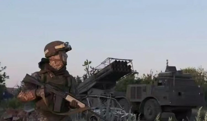 Việc chiếm làng Pleshcheyevka, nối với thành phố Kostiantynivka, là bước đầu tiên trong kế hoạch này. Tuy nhiên, cuộc tiến công liên tục của RFAF về phía thành phố Kostiantynivka đang đối mặt với những thách thức đáng kể. Tuy nhiên, RFAF đã gần giải quyết được nhóm quân Ukraine, kháng cự “dai dẳng” ở phía nam hồ chứa Kleban-Byk.
