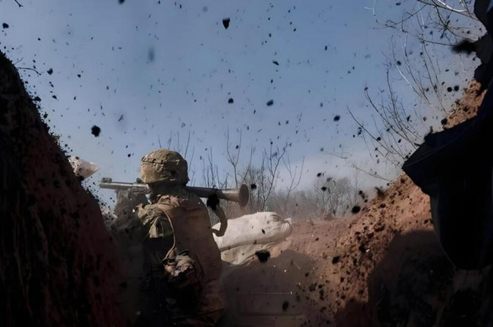 Kênh Military Summary đưa tin, quân Nga đã cắt đứt tuyến đường cao tốc Dobropillya-Pokrovsk, tuyến đường tiếp tế quan trọng cho cụm quân Ukraine ở Pokrovsk. Military Summary cũng xác nhận, tình hình ở khu vực thị trấn Rodinske đang diễn biến rất nhanh chóng, AFU đã rút khỏi mỏ Krasnolimanskaya, mỏ than lớn thứ hai tại Donetsk.