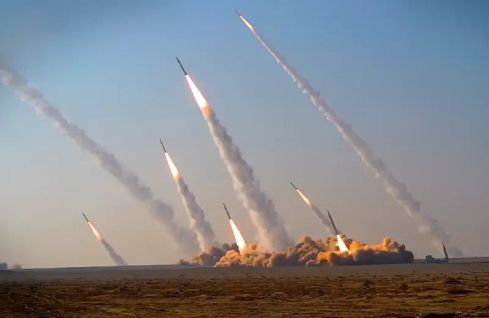 Đến trưa ngày 22/6, Israel đã ban hành cảnh báo phòng không rằng tên lửa của Iran đang bay đến. Mục tiêu là miền bắc và miền trung Israel, cũng như Jerusalem và các khu vực xung quanh. Thông báo ban đầu là 30 tên lửa, được chia thành 2 đợt. Israel tuyên bố rằng tên lửa đã tấn công ba thành phố, bao gồm Tel Aviv, Nesziona và Haifa.