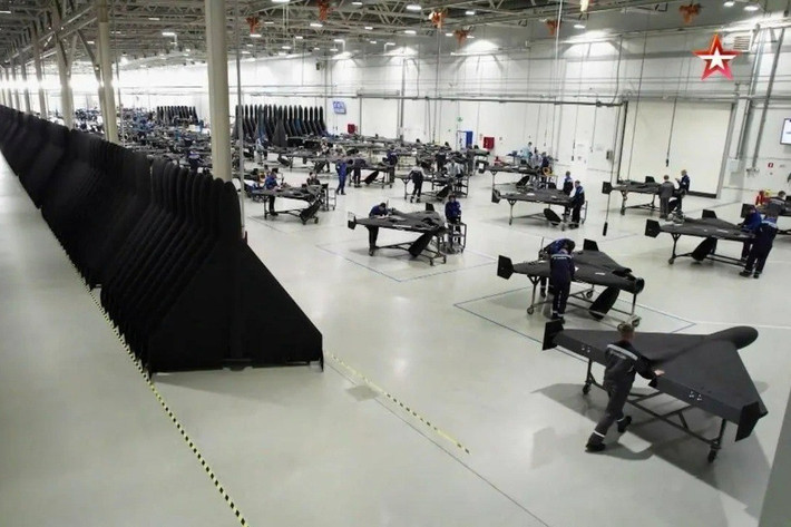 Theo đoạn video được công bố, nhà máy UAV này được đặt tại đặc khu kinh tế Alabuga, Tatarstan, cách tiền tuyến hơn 1.200km. Nhà máy này tập trung sản xuất UAV tự sát Geran-2. Phát biểu trên sóng truyền hình, ông Timur Shagivaleev, Tổng giám đốc Alabuga, cho biết sản lượng UAV hiện tại, đã gấp 9 lần ban đầu.
