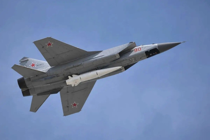 Trang web Military Review của Nga cho biết, Không quân Nga đã sử dụng tên lửa siêu thanh phóng từ trên không Kinzhal, để tấn công các mục tiêu của Ukraine vào đêm 8/7. Một trong những mục tiêu quan trọng của cuộc tấn công là sân bay quân sự của AFU tại Ozernoye, tỉnh Zhytomyr, nằm cách trung tâm hành chính khu vực 15 km.