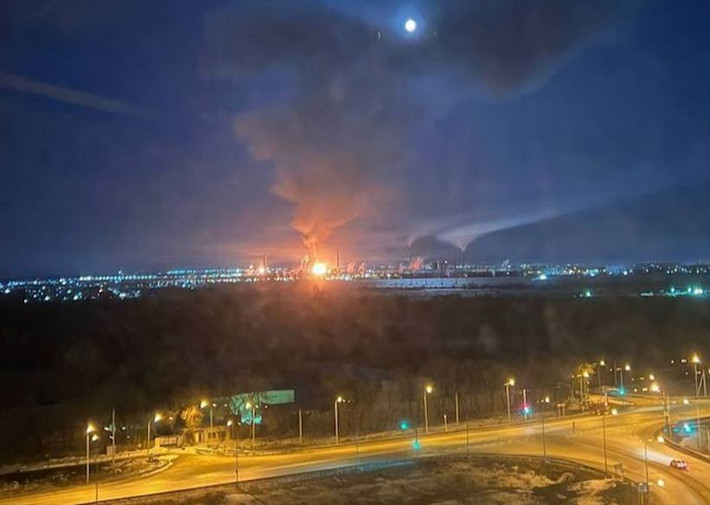 Hiện Ukraine chưa chính thức thừa nhận vụ tấn công, nhưng truyền thông Nga, trích dẫn nguồn tin từ các cơ quan khẩn cấp, đưa tin vụ nổ bị nghi ngờ là do một "cuộc không kích tầm xa" gây ra. Các cuộc tấn công xuyên biên giới liên tiếp trong hai ngày cho thấy xung đột một lần nữa đã lan rộng sâu vào trung tâm hậu cần của cả hai bên.