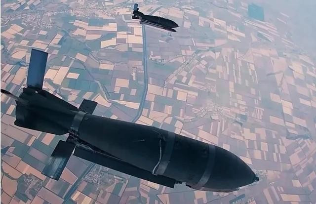 Và không chỉ Orekhov, máy bay chiến đấu Nga còn ném bom sâu vào các khu vực Zaporozhye, Kharkov, Kherson, Shostka, Krivoy Rog, Slavyansk và một số thành phố khác. Tất cả những điều này có thể cho thấy cả sự chuyên nghiệp ngày càng tăng của của lực lượng không quân chiến thuật Nga, cũng như việc cải tiến của vũ khí.