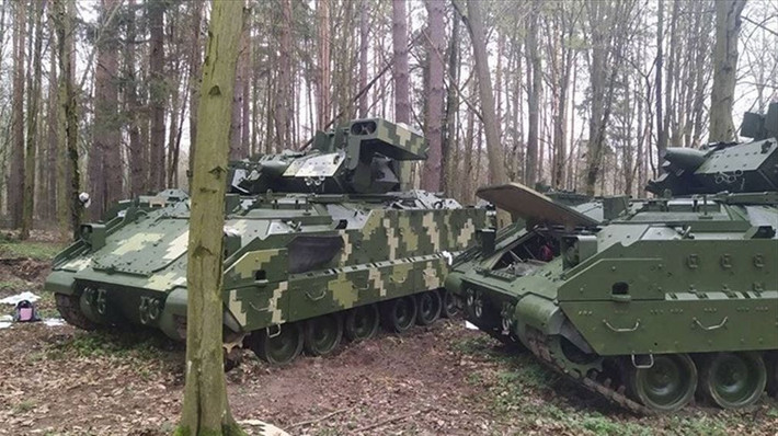 Trong khi đó, phương Tây cũng đang hỗ trợ Ukraine nhanh chóng khôi phục năng lực sản xuất xe chiến đấu bọc thép bánh xích. Mặc dù Ukraine ưa chuộng xe chiến đấu bộ binh M2A2 Bradley do Mỹ sản xuất hơn, và Mỹ hiện cũng có một lượng lớn xe chiến đấu bộ binh M2A2 Bradley, nhưng họ đã ngừng sản xuất loại xe này. Tuy nhiên Tổng thống Trump không muốn bán nó cho Ukraine.