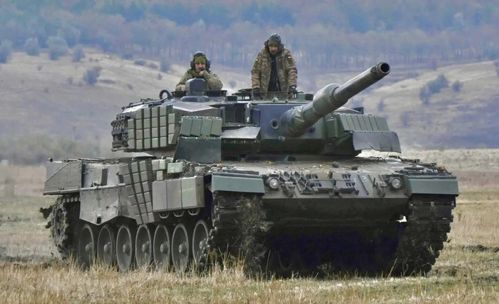 Tuy nhiên theo theo tờ báo Future Army của Slovakia, dẫn nguồn tin của một trong những tiểu đoàn bảo đảm kỹ thuật thiết giáp của quân đội Ukraine (AFU), cho biết một chiếc xe tăng Leopard 2A4 đang phục vụ trong AFU, đã chịu được 10 đòn tấn công trong một cuộc tấn công bằng UAV FPV và cả vụ nổ đạn của chính nó.